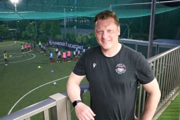 ベッカムと共闘した英国人コーチ　日本の子供たちに感じた課題「安全すぎる傾向」