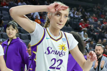 193cmバスケ美女の“長すぎる美脚”にNBAスターも三度見！ デュラントの行動から考えられる２つの理由を英紙が指摘