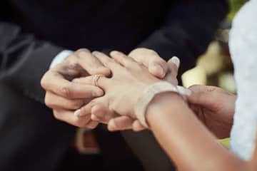 「3回目のデートで夫と結婚すると思った」運命の人に出会った人たちの体験談8選