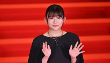 伊藤沙莉「恥じらいが止まらない」自撮りショットに反響「5度見くらいしたんだが」「かっこいい！」