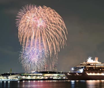 ハマの夜空に3千発　「横浜開港祭」クライマックス飾る花火に大歓声