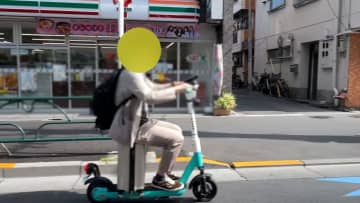 「ありえないな…」LUUPの上にのせたスーツケースに腰掛け運転する危険な瞬間　LUUP側「行為は道交法違反、絶対やめて頂きたい」　東京・中野区