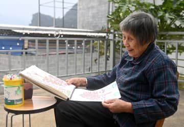 生活への深い愛情を描く82歳の画家　中国広西チワン族自治区