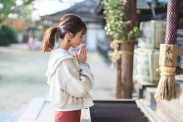 参拝するときの「二礼、二拍手、一礼」を英語で言うと？