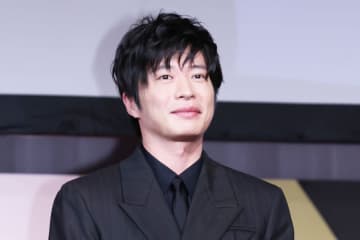 田中圭　永野芽郁との不倫疑惑も…東京千秋楽ではダブルピース　さすがの評価で演劇界では〝安泰〟