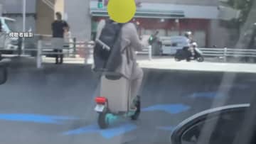 【独自】スーツケースに腰掛けて電動キックボードを運転…東京・中野区の車通りの多い道路で　「LUUP」側は「道交法違反なので絶対やめて」
