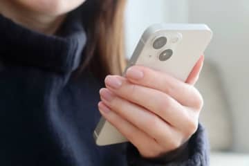 友人に長文LINEで何度も相談したら「くだらない」と言われ…　絶縁にいたった女性