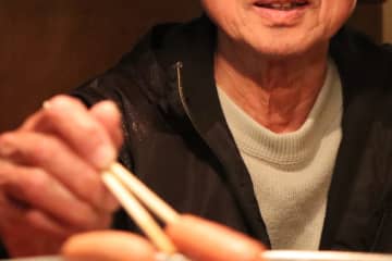 81歳男性 飲食店で何度も『入れ歯』をコップで洗い出禁 再訪問で現行犯逮捕されコメント殺到「ここの店舗には当分行かないようにしないと…」「これ、SNSで配信しながら洗ってたら完全にアウトだったよね？」