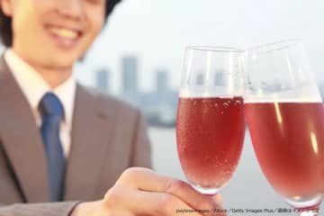同窓会へ行ったことがある人は約5割と判明　一方で、行きたくない人も…
