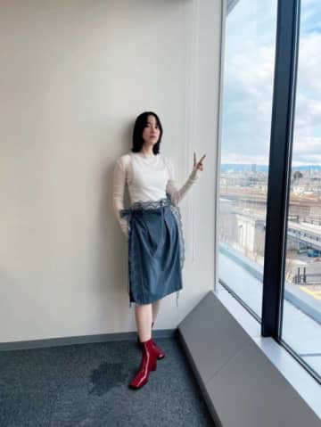 のん、透け感のある爽やかコーデに絶賛の声「おぉっめっちゃ色っぽい」「素敵」