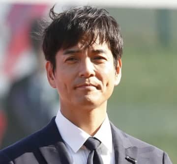 沢村一樹、自宅の観葉植物の土を入れ替える動画がすごいと話題に⇒「業者さん？」「大変な作業」