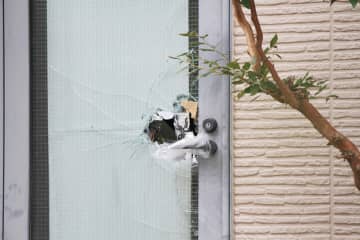 夫婦衝撃…自宅で襲われる　深夜にドンドンと窓を割られ飛び起きて悲劇　襲撃したのは妻子に月20万円を送る男、懲役7年に　家族に相談せず週2万円をヤミ金に返済、困窮していた店長43歳…無職になり服役へ