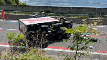 車線規制で事故多発…中央自動車道・岡谷JCT近くで今度はトラック同士が衝突、横転　5月から注意呼びかけるスピーカー設置も
