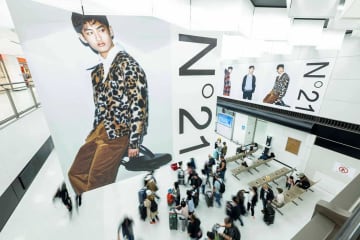 紗栄子が「息子」と公表　新人モデル・道休蓮、成田空港で大型広告展開