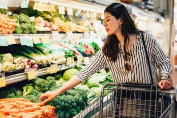 4人家族で食費が「月10万円」近くかかっています…物価高の影響もあり、特に野菜が高くて困っているのですが、うまく節約するコツはありますか？