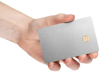 「プラチナカード」の招待状が届くわが家ってもしかしてお金持ち？年会費が「5万円」は平均的ですか？