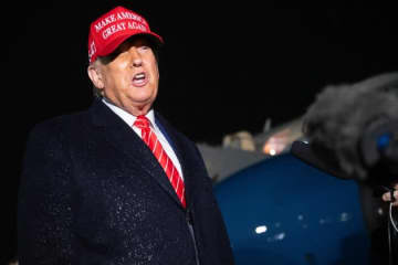 トランプのスマホのロック画面の写真がSNSで拡散。「家族でも、子どもでもない…」