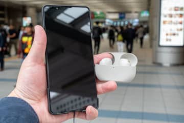 【ミニレビュー】ソニー「Xperia 1 VII」のBluetooth送信パワー2倍の実力は!? 人通りが多い駅で体験してみた