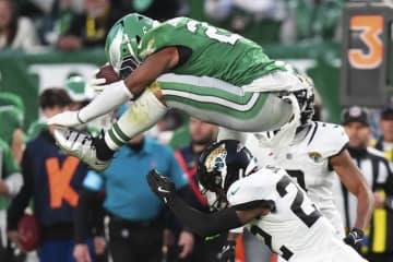 イーグルスRBバークリーがリバースハードルで『Madden NFL 26』のカバーに登場