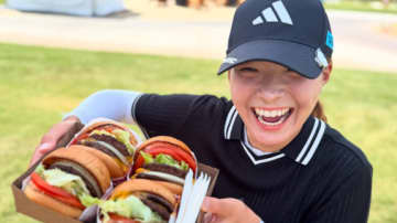 「めっちゃ食べるやん！」「笑顔さいこー」渋野日向子、食べ物を前にしたスマイルショットに反響