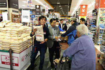 開店前から長い行列…備蓄米の店頭販売、神奈川でも始まる　川崎では300袋用意もすぐ完売