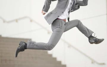 階段は膝関節に悪い？階段を使うと健康にいい人、逆効果になる人