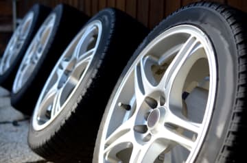車のタイヤが寿命を迎えている『5つのサイン』とは　今すぐに変えるべき危険な理由も