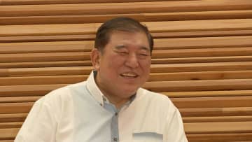 「かりゆしウェア」閣議でクールビズ推進　沖縄県知事から贈られた石破首相の「かりゆし」は沖縄の砂浜と海の「ぐすく花織」