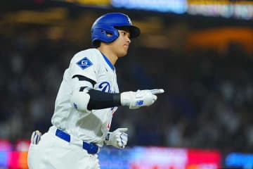 大谷翔平、弾丸23号で70年ぶりに球団記録更新　驚異の62発ペースに米記者指摘「シーズン最初の60試合で…」