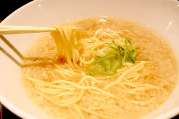１杯４００円の具なしラーメン、京都で朝７時から人気に