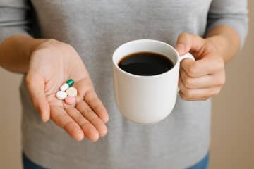 コーヒー1杯が薬の効き目を左右する？薬剤師が警告するコーヒーと薬の危険な関係
