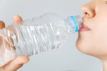 飲みかけのペットボトル、いつまで安全に飲める？捨てるべきサインとは