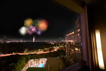 ホテルニューオータニ 東京、「神宮外苑花火大会」鑑賞宿泊プラン。アーリーチェックインでプールも満喫できる