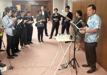 クールビズ20年「かりゆしが貢献」　浅尾環境相、運動継続に謝意