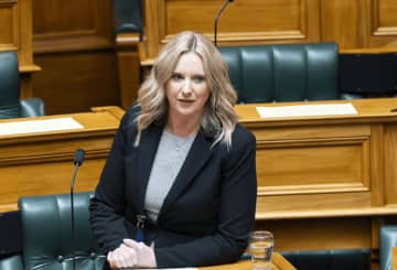 NZ国会議員が、自身の「裸の画像」を議場で掲げた理由。「被害者にとって壊滅的な影響」