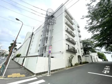 上用賀パークマンション 3階｜「上用賀公園」隣接。所有権・シャッター付き駐車場と倉庫あり。陽当たり良好な南・東角部屋3LDK