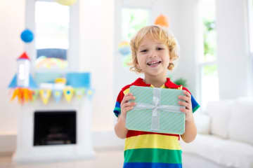 小学生の子どもの「誕生日プレゼント」にいくらかけるのが普通ですか？ 中学生になると相場は変わりますか？