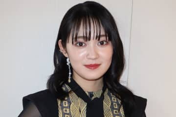 「これはまた奇抜な…」　元国民的美少女の28歳女優、映画祭でのド派手なドレス姿にファン衝撃