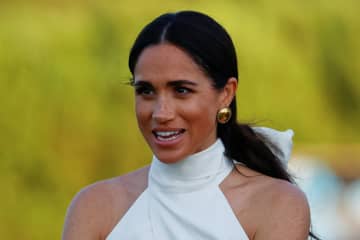メーガン妃がパイナップルの切り方を披露するも「視聴者をバカにしている」と非難される