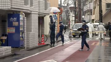 「ナイフを持った男がいる」高齢女性を刃物で切りつけた男を現行犯逮捕　自分が住むマンション一階に引きずり込む　東京・中野区
