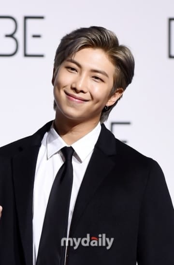 BTSのRM、除隊を控えて親近感のある近況を公開！Silica Gelらとの記念ショットも