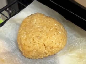 クッキングシートにおにぎりを並べて…　賢すぎる『冷凍保存』の方法とは