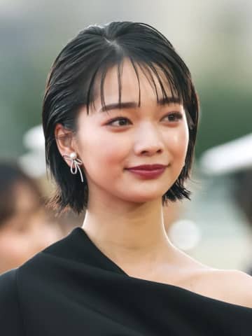見上愛、雰囲気ガラリな姿に驚きの声「うわぁぁぁイケてる」「珍しいファッション」