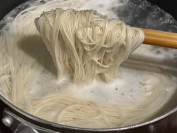 そうめんの下に『敷く』と…？　アイディアに「ずっと困ってた」「目からウロコ」