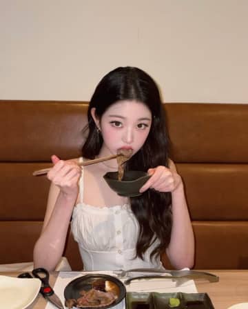 IVE ウォニョン、焼き肉を食べる姿を公開！気さくな日常ショットが話題に