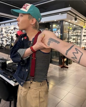 G-DRAGON、腕にある銃のタトゥーを公開！拳銃ショップを訪れる姿も