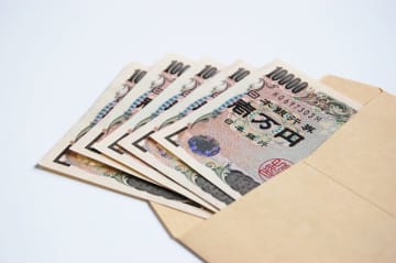 夏ボーナスが「290万円」も「月給が安く…」使い道は「生活費の補填がメイン。あとは仕事用のスーツ、貯蓄」と堅実な男性