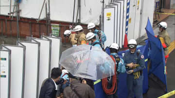 ビル建設現場で20代男性作業員が落下し意識不明の重体…上半身に鉄筋刺さる　東京・台東区