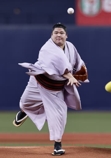 大相撲の宇良が始球式　パ・リーグと相撲協会がコラボ