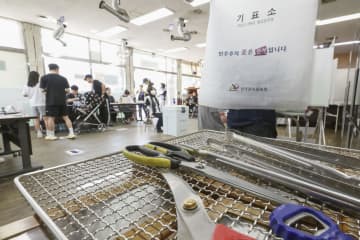 肉が焼けるにおいの中で一票！　韓国大統領選の投票所に焼き肉店